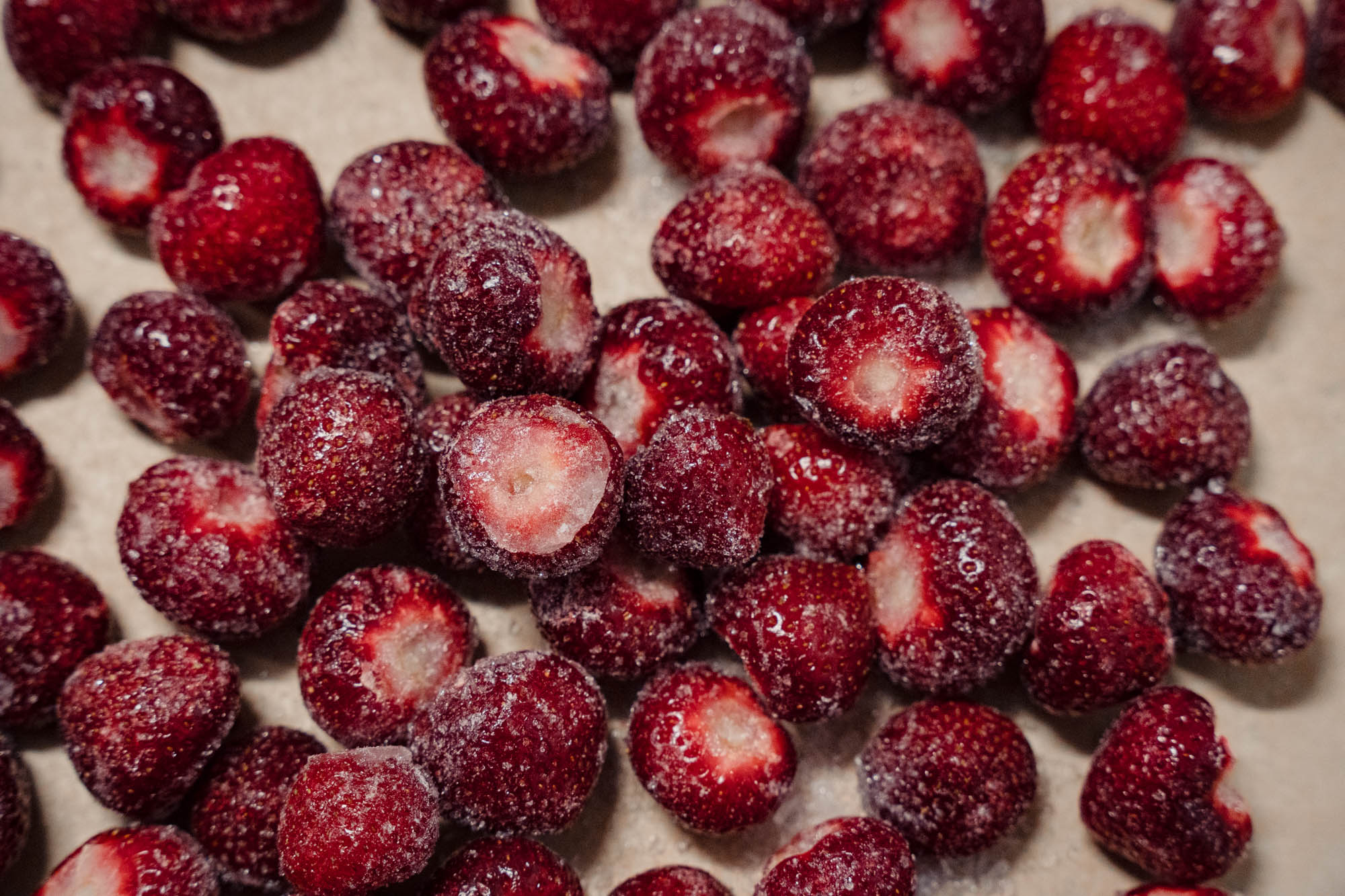 Diepvries aardbeien op een tafel