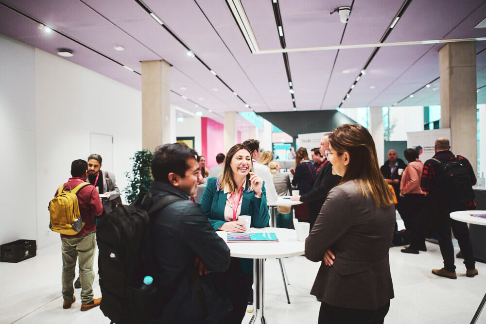 Menschen an Stehtischen